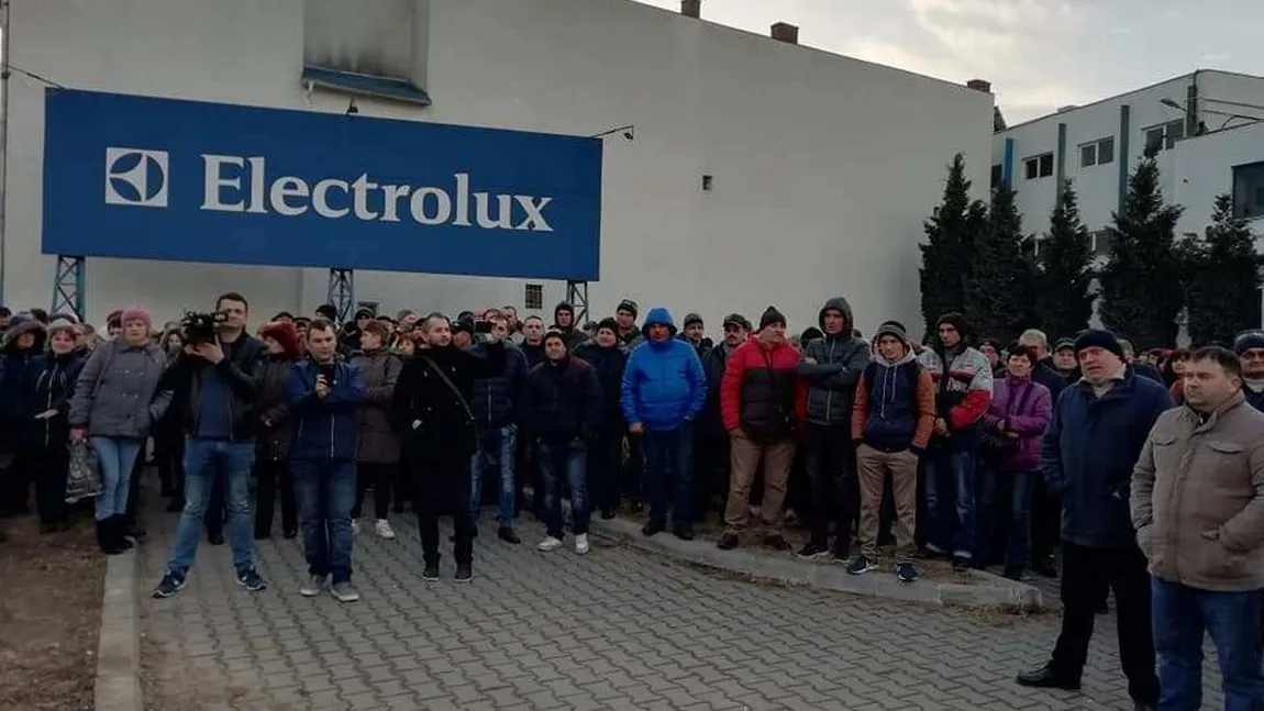 Protestele de la Electrolux continuă. Trei angajaţi ai companiei au intrat în greva foamei