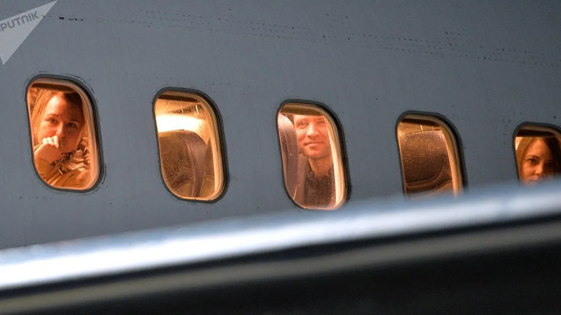 Imagine ieşită din comun filmată de un pasager în zbor, prin fereastra avionului. Să fie un OZN? VIDEO