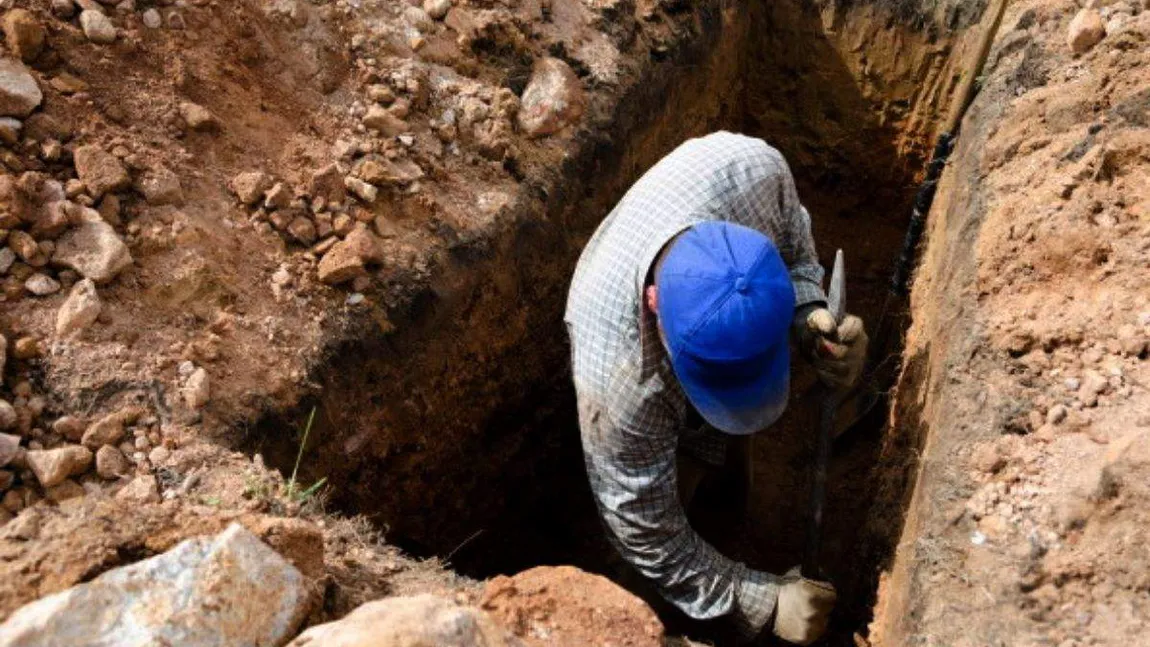 Un gropar din Iaşi a murit în timp ce astupa groapa unei femei decedate