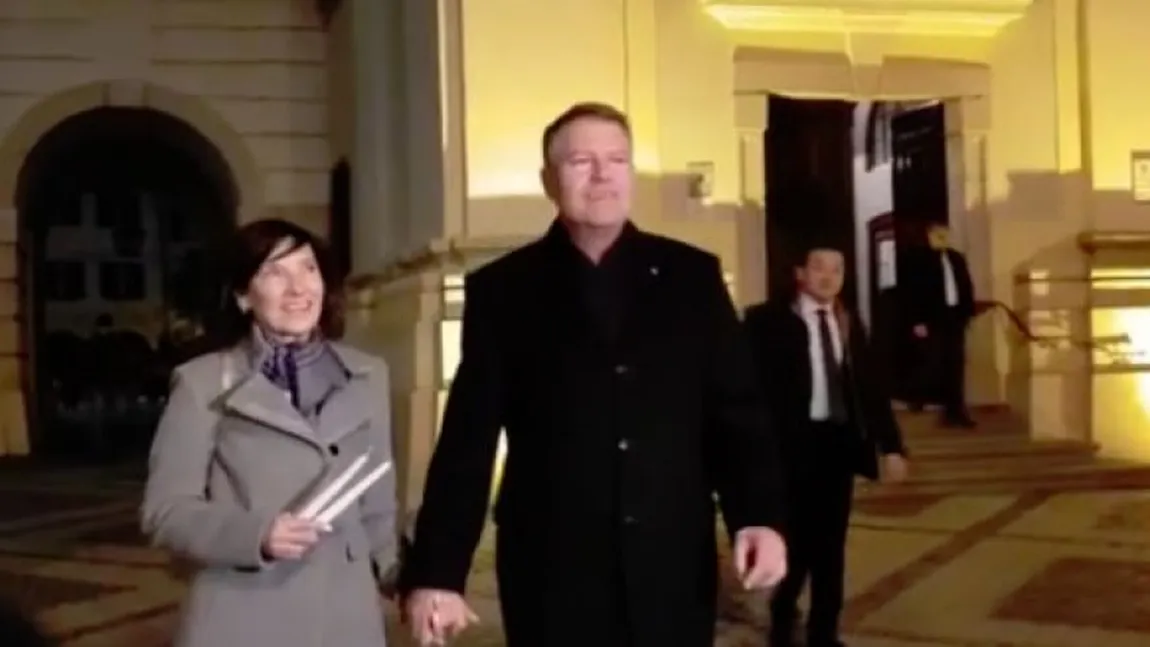 Klaus Iohannis şi soţia sa, la slujba de Înviere de la Biserica Romano-Catolică Sfânta Treime din Sibiu