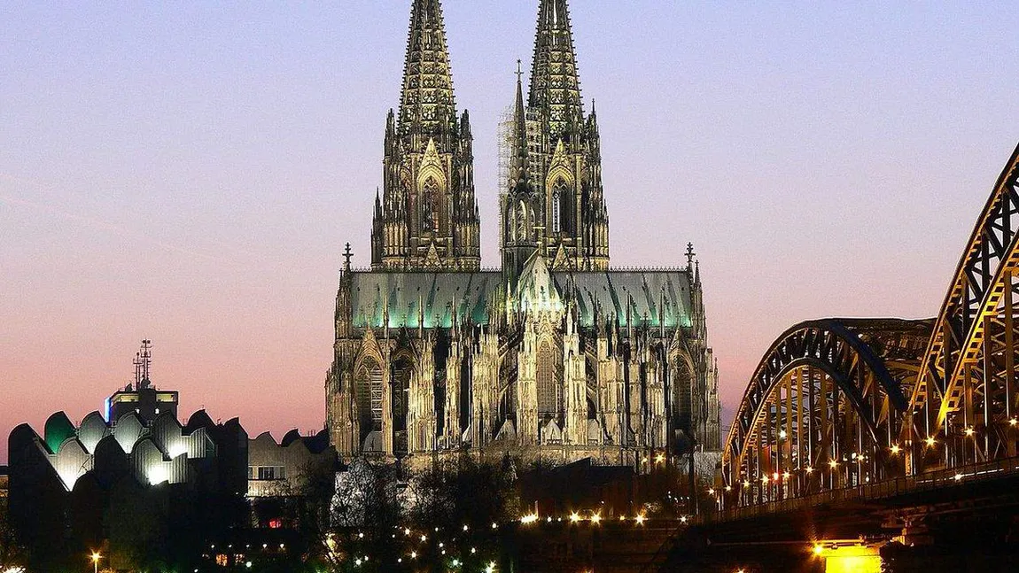 Greşeală impardonabilă a celor de la New York Times. Au confundat Catedrala Notre-Dame cu Domul din Koln FOTO