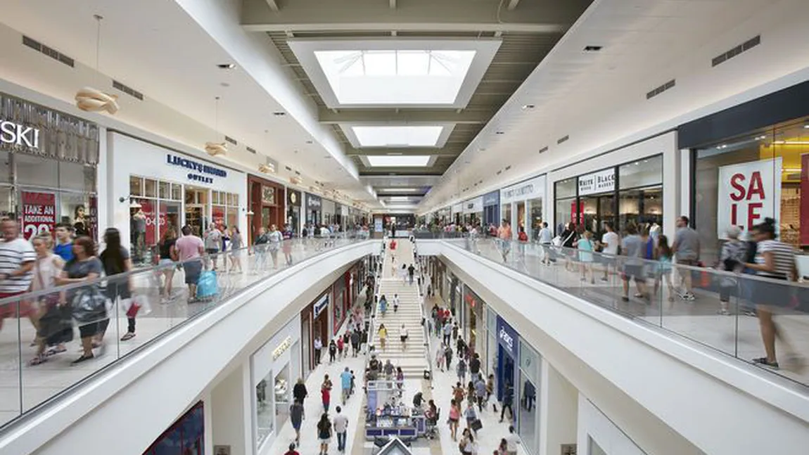 Şocant! Un copil de cinci ani, aruncat de la etajul trei al unui mall
