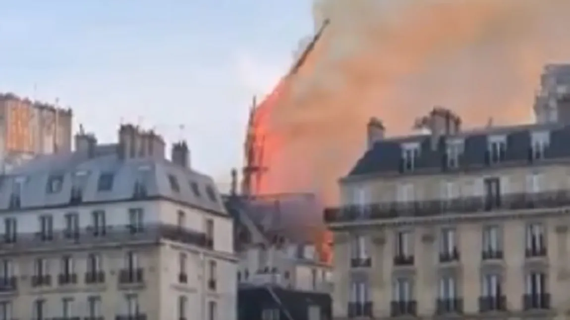 Incendiu la Notre Dame. Momentul în care turnul catedralei s-a prăbuşit VIDEO