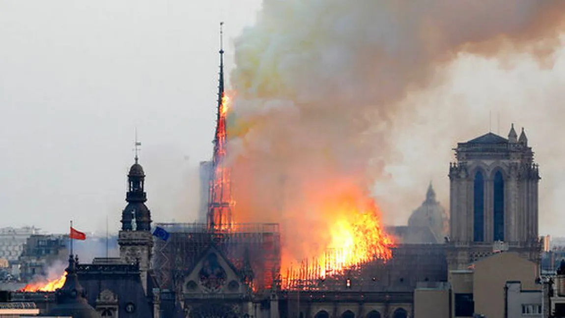 Incendiu Notre Dame. Klaus Iohannis se alătură liderilor europeni care trimit mesaje de susţinere: România este alături de Franţa