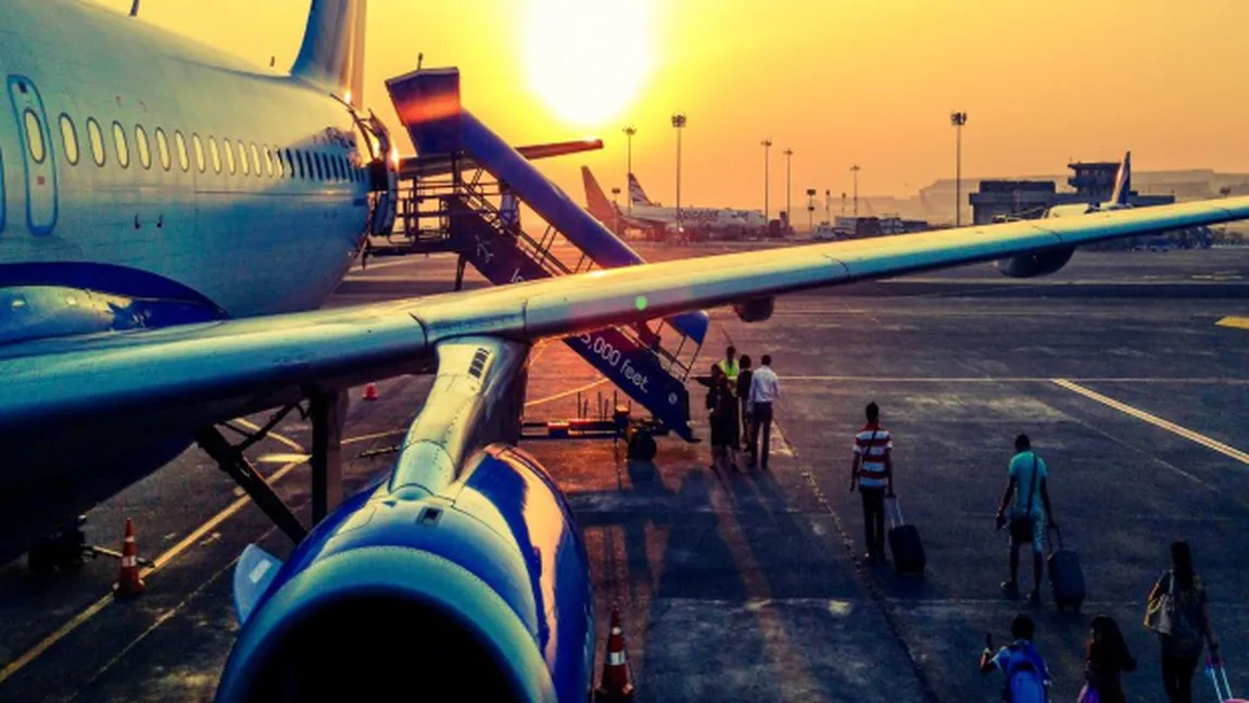 Descoperirea şocantă făcută de o adolescentă în timp ce se afla în avion. 