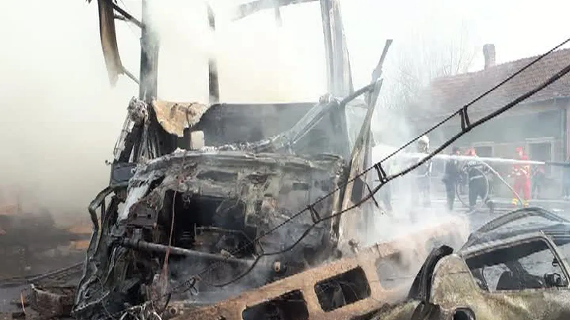 Incendiu de proporţii după un accident în Caraş-Severin