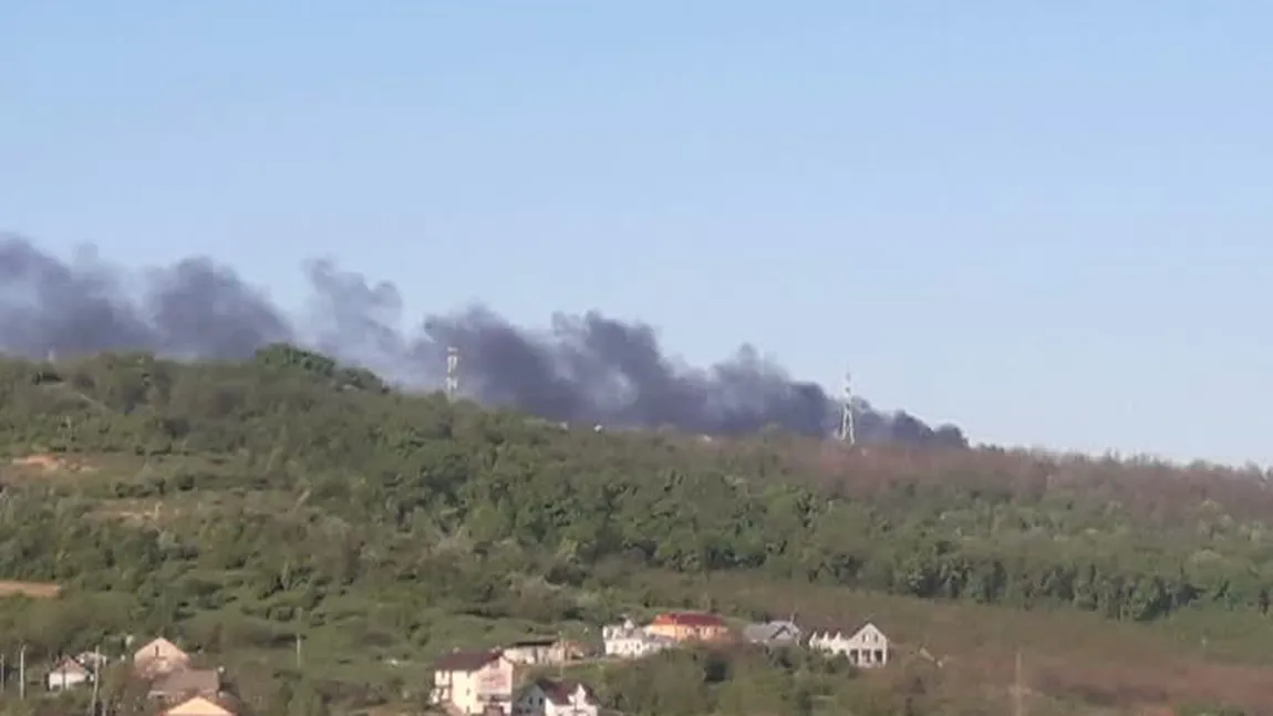 Incendiu de proporţii la un depozit de mase plastice din apropierea Iaşiului