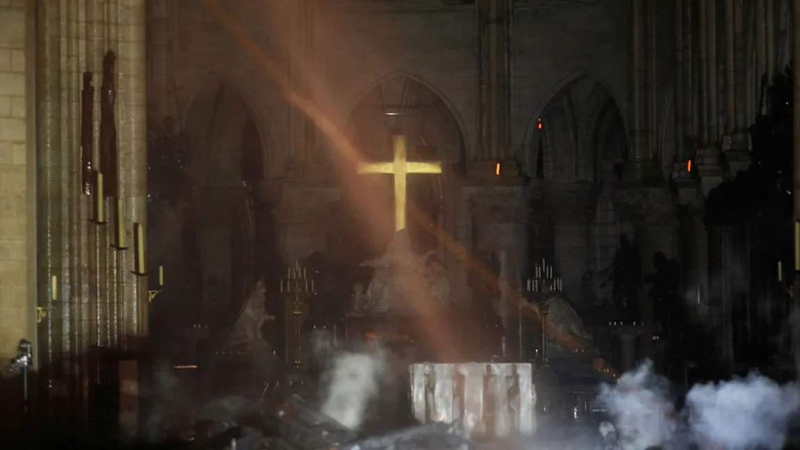 Incendiu la Notre Dame. Mai mulţi donatori au anunţat sume importante pentru reconstrucţia catedralei devastate de flăcări