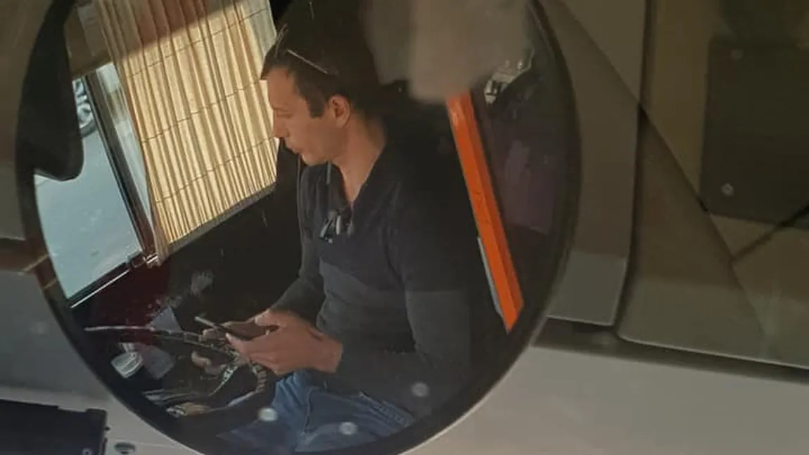 Şofer de troleibuz, filmat când ţinea telefonul mobil şi un card bancar în timp ce conducea. El riscă să fie concediat