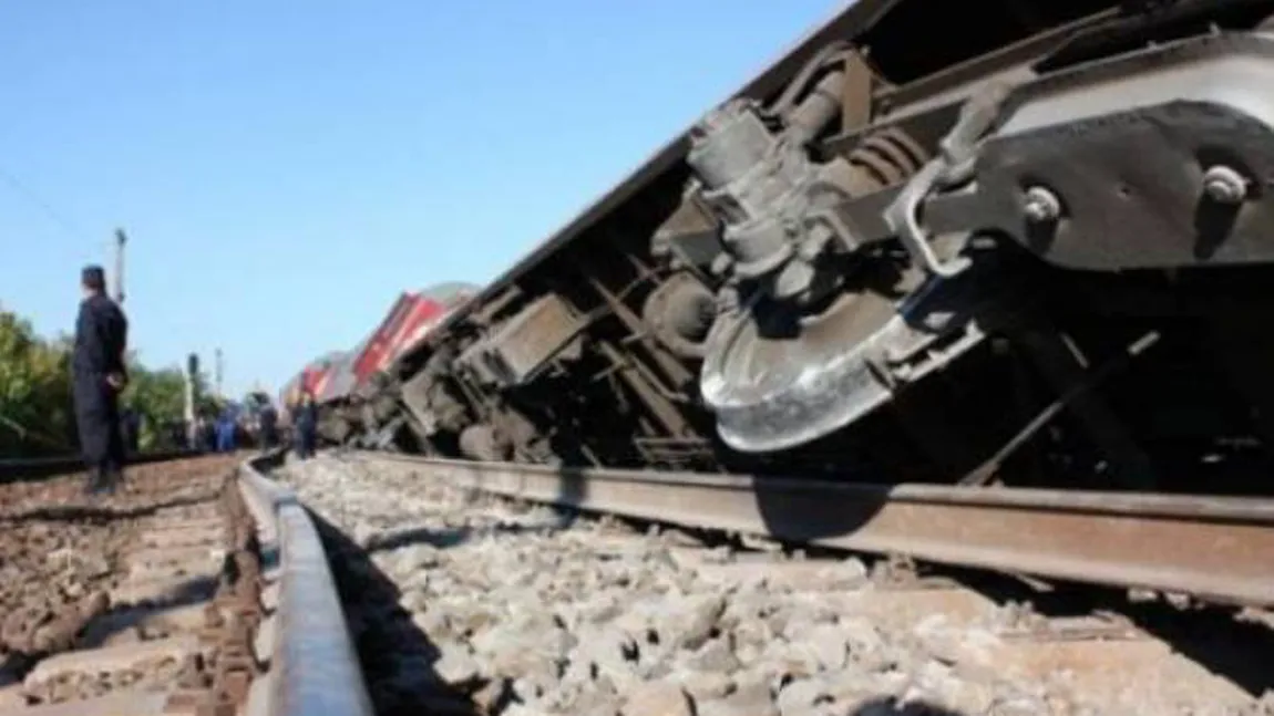 Tren cu 34 de vagoane deraiat şi locomotivă în flăcări, în Constanţa