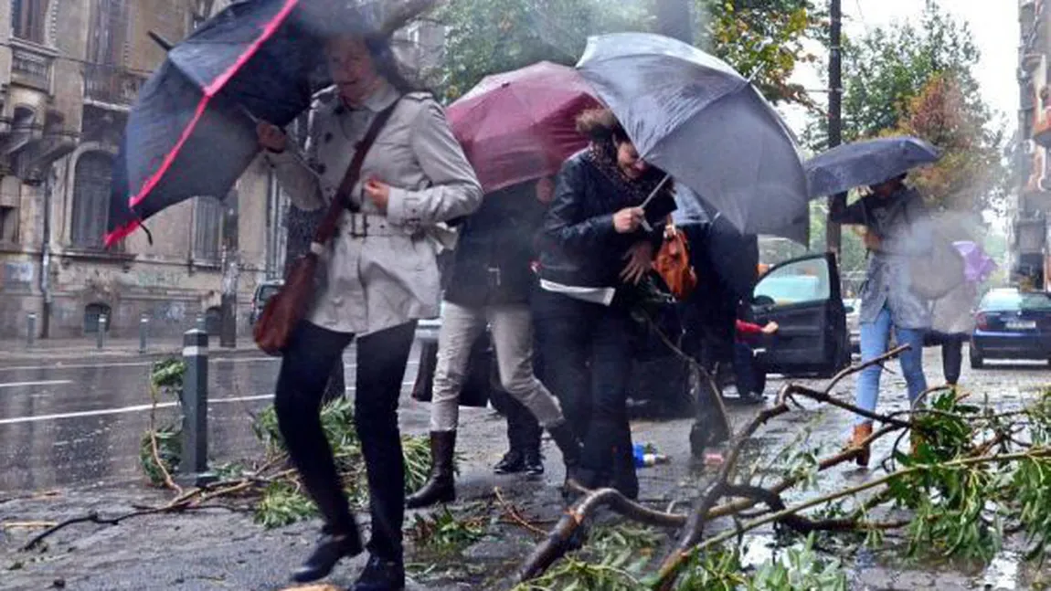 Avertizare meteo COD GALBEN de FURTUNI VIOLENTE pentru 16 judeţe, până duminică