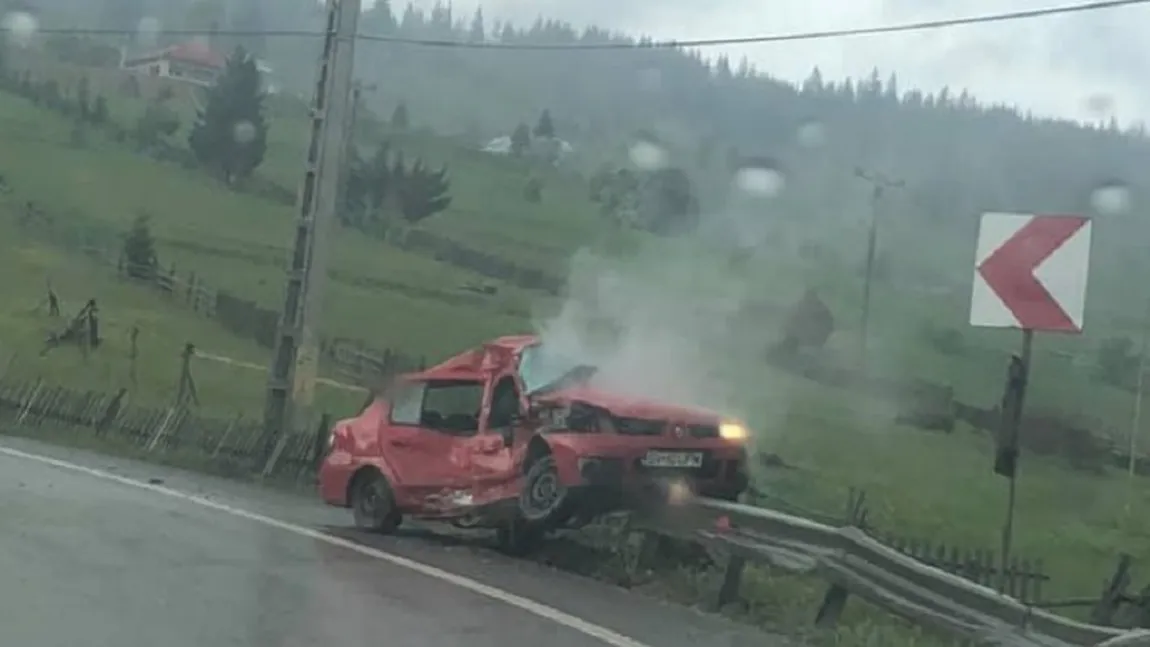 Accident grav pe DN17. Un autoturism s-a făcut praf după ce a lovit în plin un TIR. Şoferul a ajuns la spital FOTO