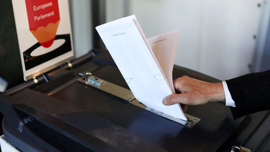 Şi-a dat pantalonii jos în cabină, ca să voteze dezbrăcat. Un bărbat a fost surprins într-o ipostază ciudată la alegeri FOTO