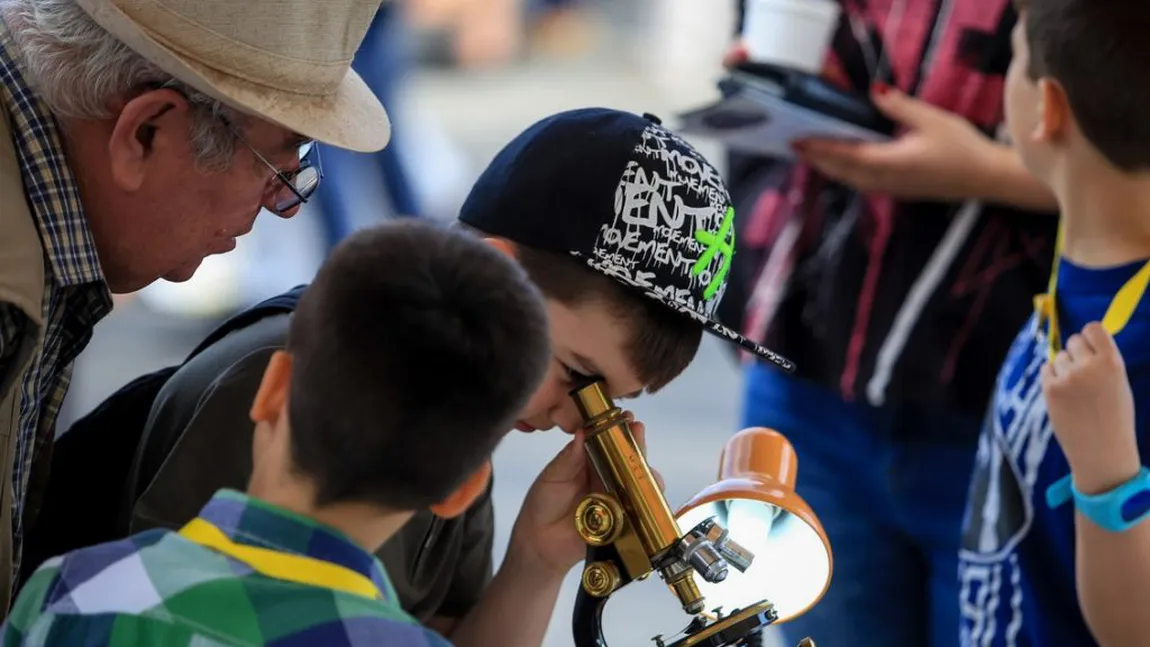 Astrofest, ediţia a IV-a, sâmbătă, la Bucureşti. Experimente ştiinţifice în direct, programul evenimentului