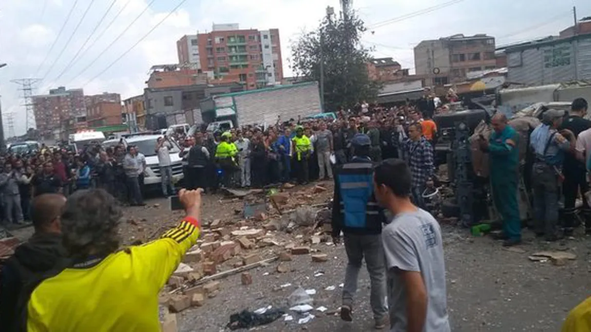 Explozie puternică la Bogota, în plină stradă, soldată cu morţi şi răniţi. Momentul deflagraţiei a fost filmat VIDEO