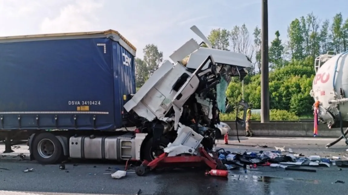 Accident grav, cu trei tiruri, pe o autostradă din Belgia. Un şofer român a murit FOTO