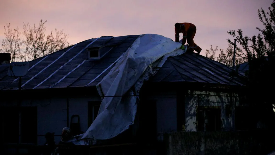 Acoperişurile a 18 locuinţe şi anexe gospodăreşti, afectate de tornada de la Călăraşi