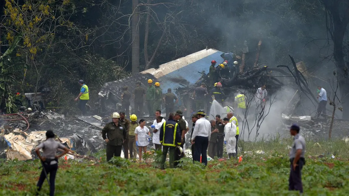 O nouă catastrofă aviatică. Un avion s-a prăbuşit într-o zonă montană, sunt cel puţin 14 morţi