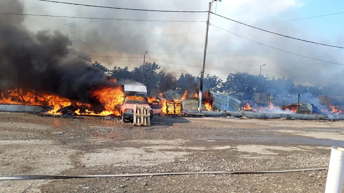 20 de barăci şi 3 autovehicule, distruse într-un incendiu violent la Constanţa