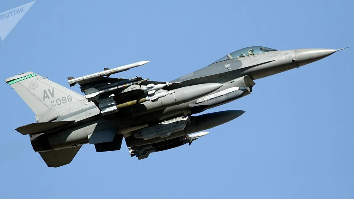 Prăbuşirea unui F16 în SUA, filmată întâmplător de un şofer. Imagini pe care US Army nu le-ar fi vrut niciodată publice VIDEO