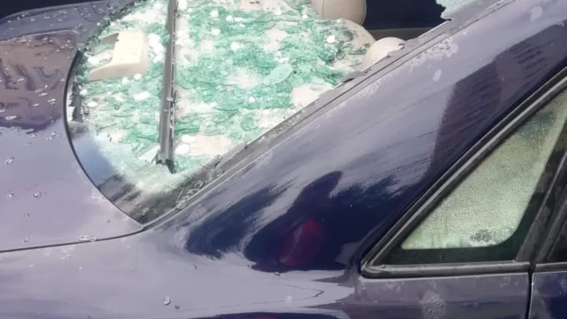 Grindina cât oul a spart parbrizele maşinilor la Zalău FOTO VIDEO