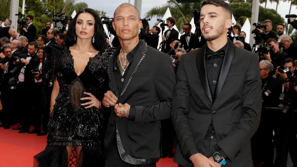 O româncă, la braţul lui Jeremy Meeks, supranumit cel mai sexy infractor din lume, pe covorul roşu de la Cannes