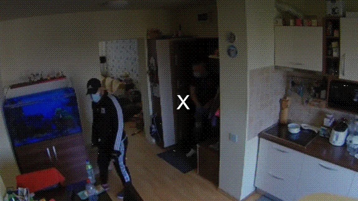 Momentul în care doi hoţi intră într-un apartament din Baia Mare. După 10 secunde, au dat bir cu fugiţii