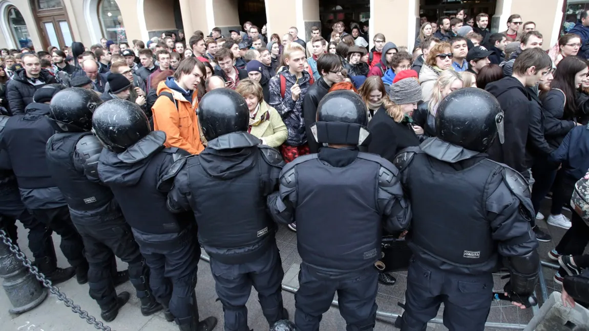 Peste 100 de arestări în cursul unor manifestaţii anti-Putin, în Rusia