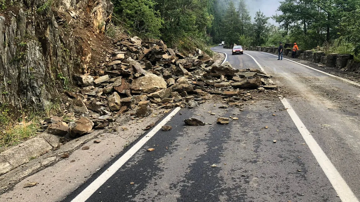 Circulaţie blocată pe Transfăgărăşan, în Argeş, din cauza pietrelor căzute de pe versanţi
