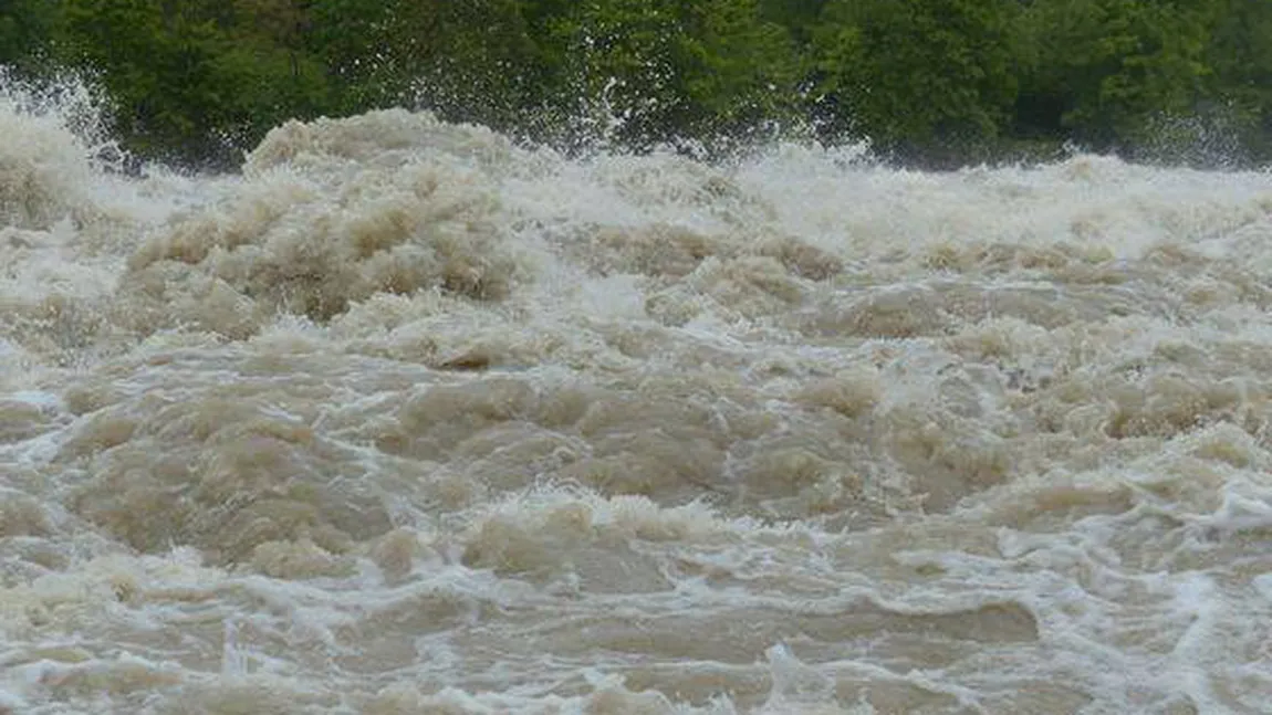 Alerte de inundaţii în mai multe bazine hidrografice din ţară