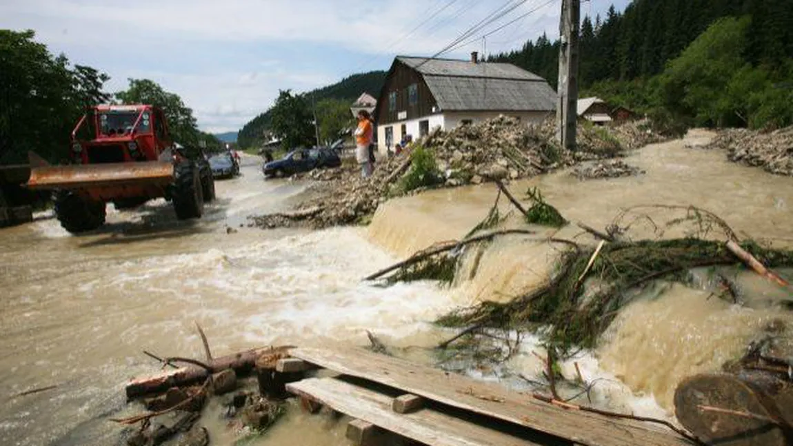 Avertizări COD GALBEN de inundaţii în mai multe judeţe. IGSU: 22 de localităţi din şase judeţe, afectate de inudaţii