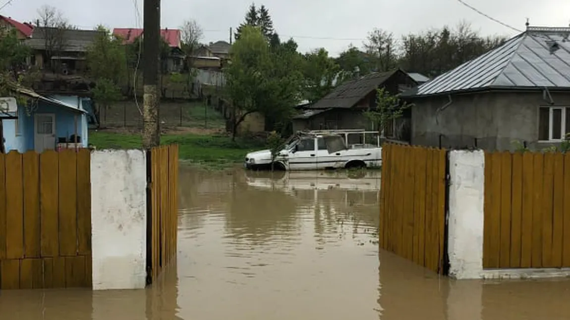 Drumuri închise şi localităţi inundate în urma ploilor violente de luni UPDATE
