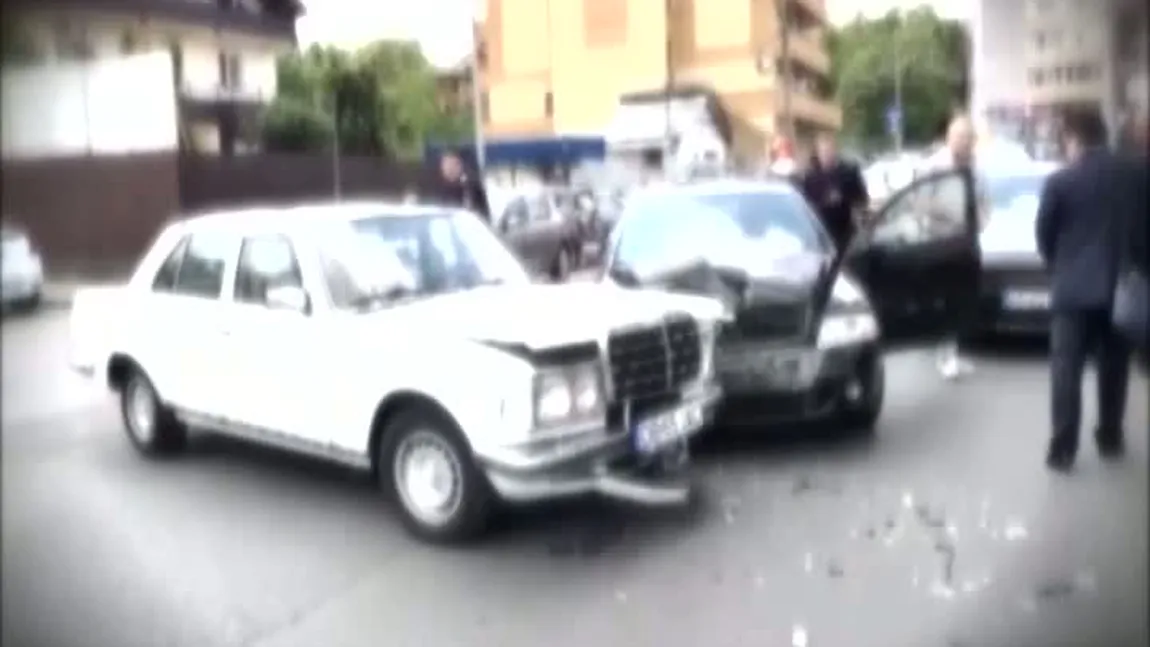 Maşină de epocă distrusă în accident. Proprietarul s-a ales şi cu dosar penal VIDEO