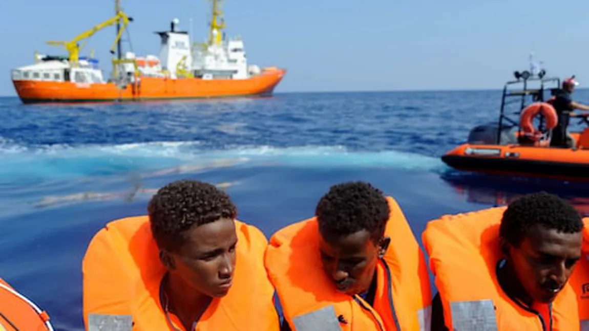 Zeci de migranţi au fost salvaţi dintr-o barcă de lemn în largul Maltei