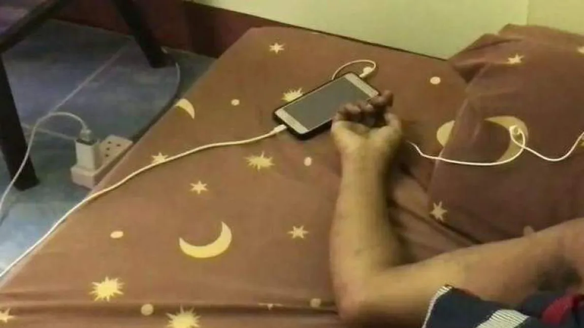 Un tânăr de 22 de ani a murit electrocutat de telefonul mobil, în timp ce dormea