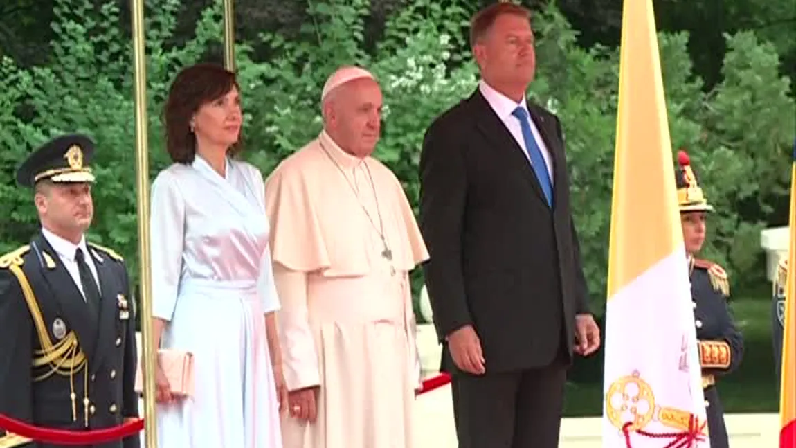 Papa Francisc, primit de preşedintele Klaus Iohannis la Cotroceni. Papa Francisc a salutat garda de onoare în limba română
