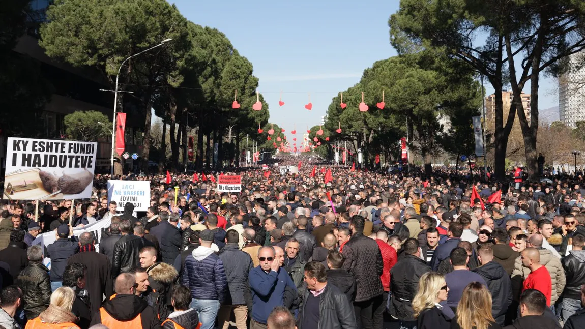 Proteste în Albania. Manifestanţii au aruncat bombe cu petrol în biroul premierului Edi Rama