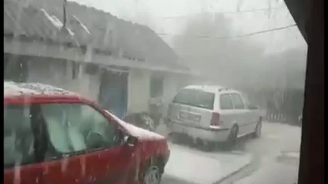 Furtuna violentă a lovit din nou în satul pe care l-a distrus acum câteva zile. Ministrul Petre Daea a rămas împotmolit în câmp VIDEO