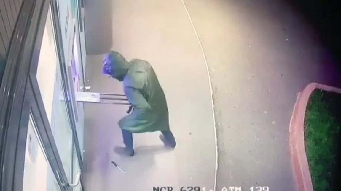 Imagini cu momentul exploziei de la banca din Capitală. Bancomatul a fost aruncat în aer cu 