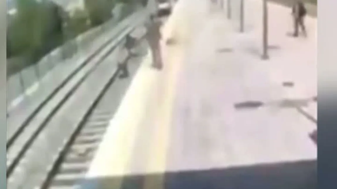 Un tânăr sare în faţa unui tren pentru a salva de la moarte o adolescentă. Fata voia să se sinucidă