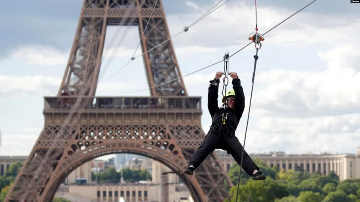 Zbor cu tiroliana de pe Turnul Eiffel, la 90 km pe oră. Provocare maximă pentru turişti la Paris, zilele acestea VIDEO