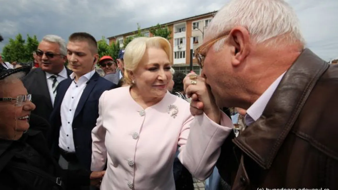 Un bărbat i-a făcut declaraţii de dragoste, în genunchi, Vioricăi Dăncilă. Cum a reacţionat premierul VIDEO