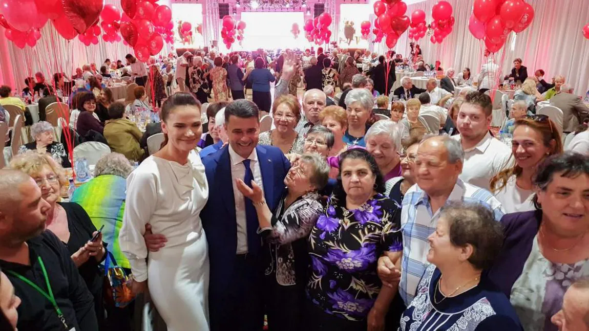 Sute de cupluri, seniori ai sectorului 5, au sărbătorit NUNTA DE AUR