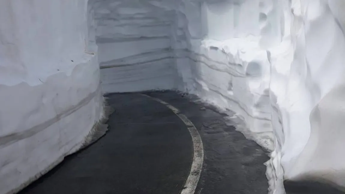 Zăpadă de 5-6 metri pe Transfăgărăşan. Se acţionează pentru deszăpezire FOTO
