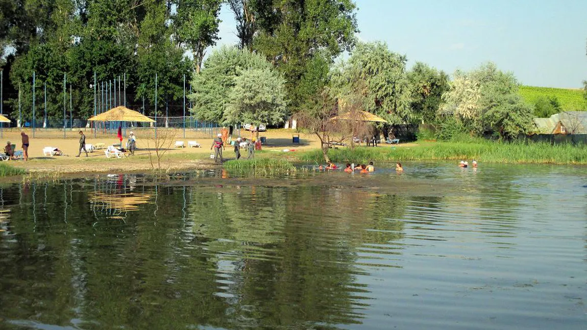 Cinci persoane, surprinse de o furtună puternică în timp ce se plimbau cu o hidrobicicletă pe lacul Balta Albă