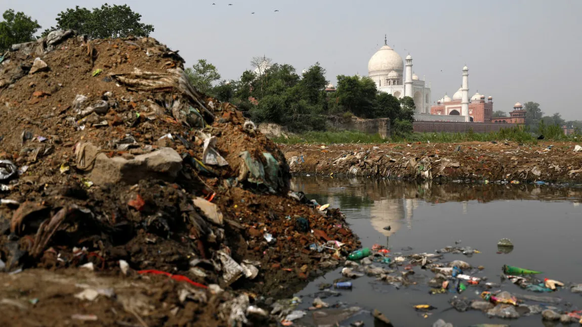 India are propriul Everest. Cel mai mare munte de gunoaie e aproape să depăşească înălţimea Taj Mahalului