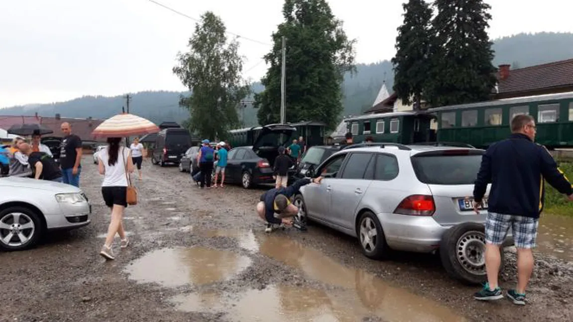 Un bărbat a atacat cu pietre mocăniţa din Moldoviţa. Pălmuit de turişti, atacatorul le-a tăiat pneurile maşinilor