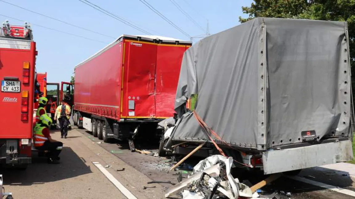 Imagini de coşmar în Germania. Un şofer român a murit, s-a făcut praf de un TIR condus de un alt român
