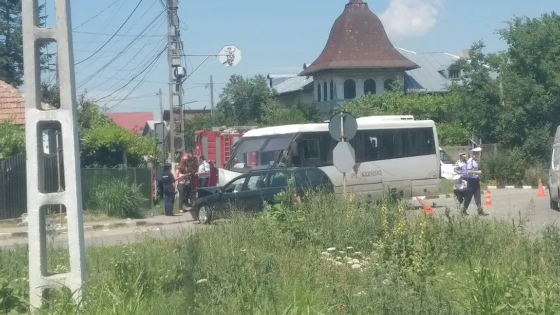 Microbuz cu 11 persoane implicat într-un accident pe DN1. Sunt mai mulţi răniţi, un copil a făcut atac de panică