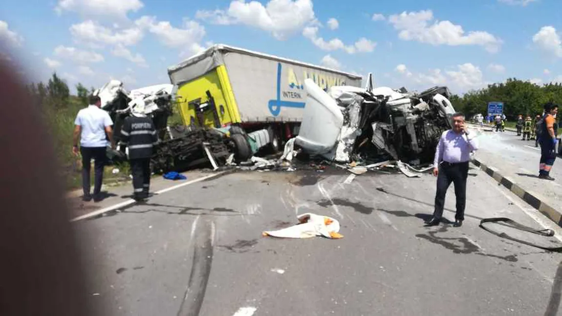 Trafic rutier blocat pe DN5 după ce două TIR-uri s-au ciocnit. Două persoane sunt rănite